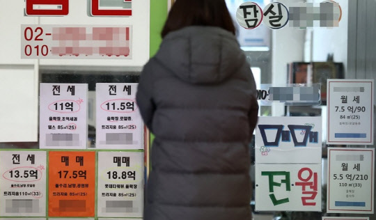 한 시민이 부동산공인중개업소 매물정보 게시판에 게재된 부동산 시세를 살펴보고 있다. <연합뉴스>